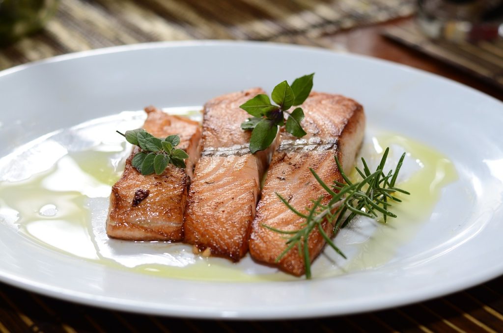 Salmone alla griglia con erbe aromatiche