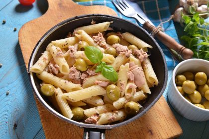 Pasta con tonno fresco