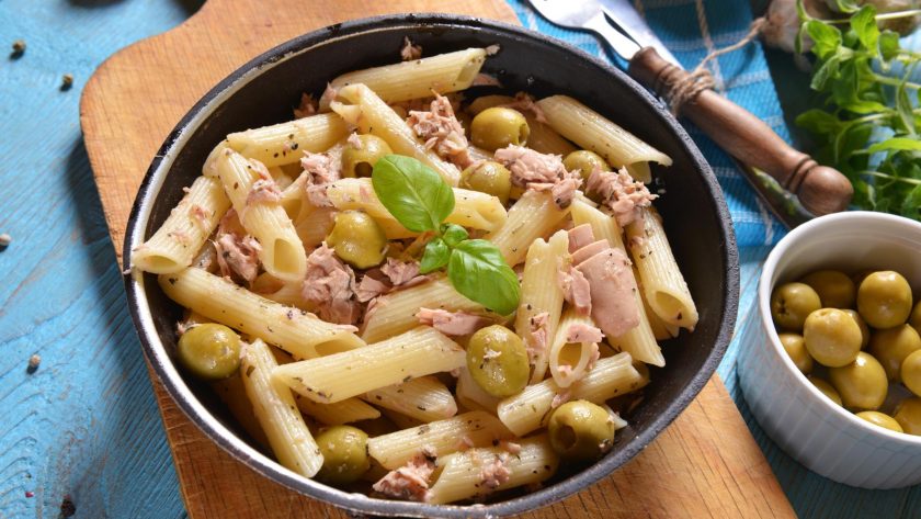 Pasta con tonno fresco