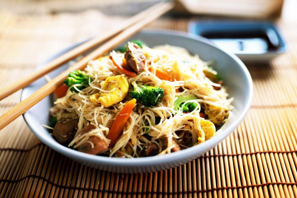 Spaghetti di riso con gamberi