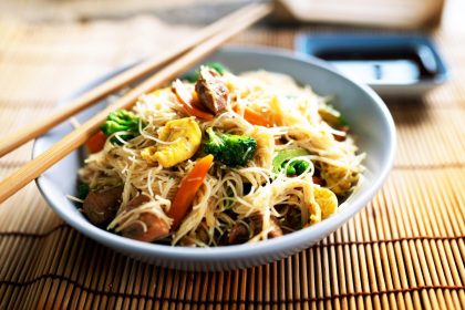 Spaghetti di riso con gamberi